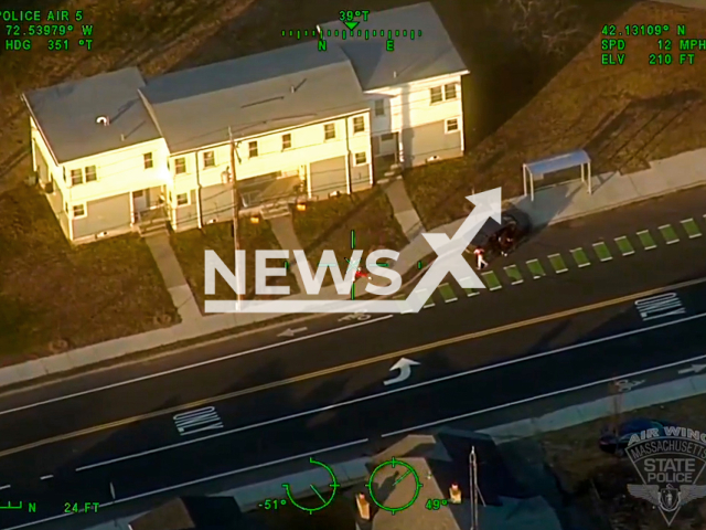 Suspects running on the foot after a police chase in Springfield in Massachusetts in the United States on the 18th of March 2022.
Note: This picture is a screenshot from the video.
(@MassStatePolice/Clipzilla)