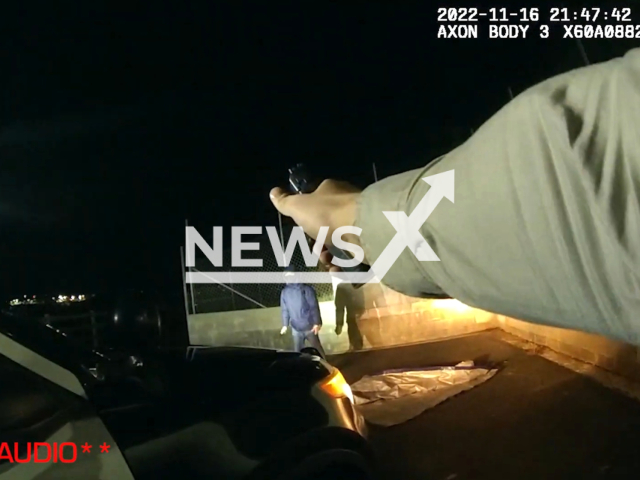 A police officer pointed a gun at the suspect in Los Angeles, USA on Nov. 16, 2022. The suspect was pronounced dead at the scene. Note: Picture is a screenshot from the video . (Los Angeles County Sheriff's Department/Newsflash)