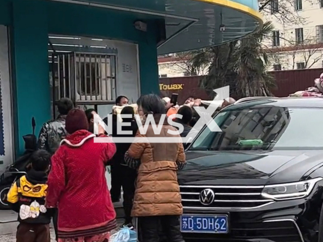 Girl falls from second floor and is caught by people who pulled a quilt to catch her in Changzhou, China, on 18th March 2022. Note: Picture is a screenshot from a video (145910036/AsiaWire)