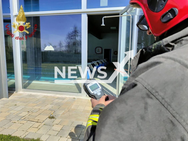 A firefighter measures the air at the swimming pool of Bosco Chiesanuova, Italy, on Friday,  March 17, 2023.
A cloud of chlorine caused poisoning in 25 people.
Note: Police photo. (Vigili del Fuoco/Newsflash)