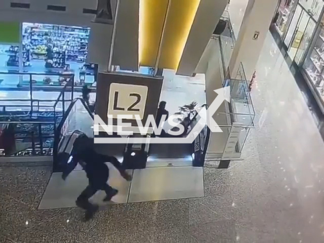 A man is shot  by three armed men on the escalator in a mall in Rio de Janeiro, Brazil, on Friday, April 28, 2023. The mall had to close its doors and called the police, the victim died on the scene. Note: Picture is a screenshot from a video (Newsflash)