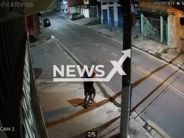 Ariane dos Santos clutches Bible as the attcker aproaches her    in Osasco, Brazil, on Tuesday, May 9, 2023. The suspect attacked the woman and fled after another ma approached the scene. Note: Picture is screenshot from a video. (Newsflash)